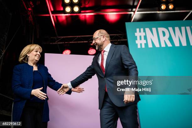 Martin Schulz, leader of the German Social Democrats , and SPD lead candidate Hannelore Kraft greet supporters at the final SPD campaign rally in...