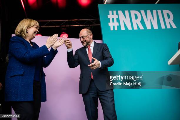 Martin Schulz, leader of the German Social Democrats , and SPD lead candidate Hannelore Kraft greet supporters at the final SPD campaign rally in...