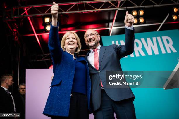 Martin Schulz, leader of the German Social Democrats , and SPD lead candidate Hannelore Kraft greet supporters at the final SPD campaign rally in...