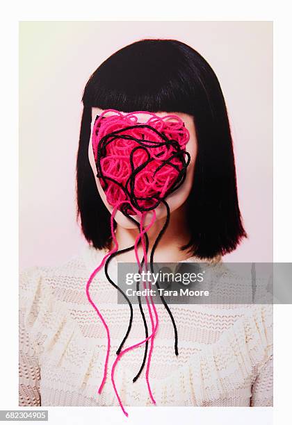 collage of woman with wool coming from face - pelote de laine photos et images de collection