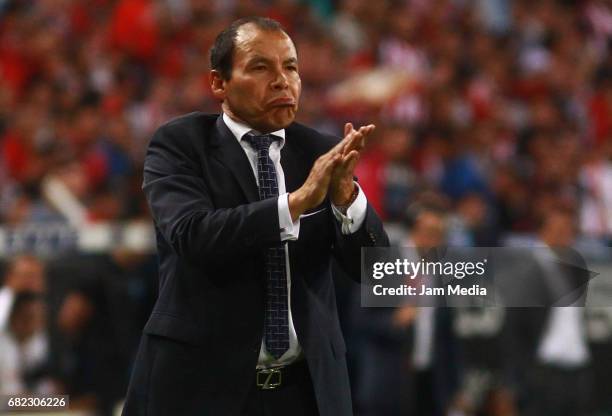 Jose Guadalupe Cruz coach of Atlas gestures during the quarter finals first leg match between Atlas and Chivas as part of the Torneo Clausura 2017...