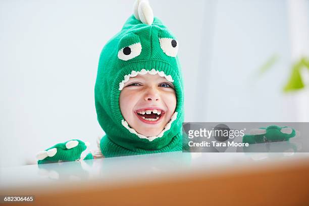 young girl dressed up as dinosaur - child playing dress up stock-fotos und bilder