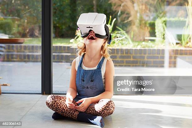 young girl using virtual reality headset - virtualitytrend stockfoto's en -beelden