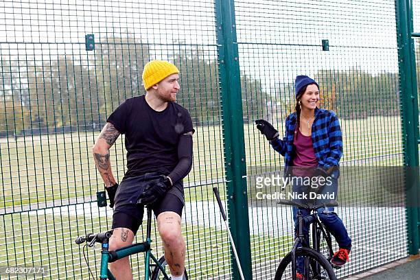 bike polo - fences 2016 film stock-fotos und bilder