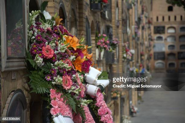 occasions.crown of flowers for a burials - cemitério imagens e fotografias de stock