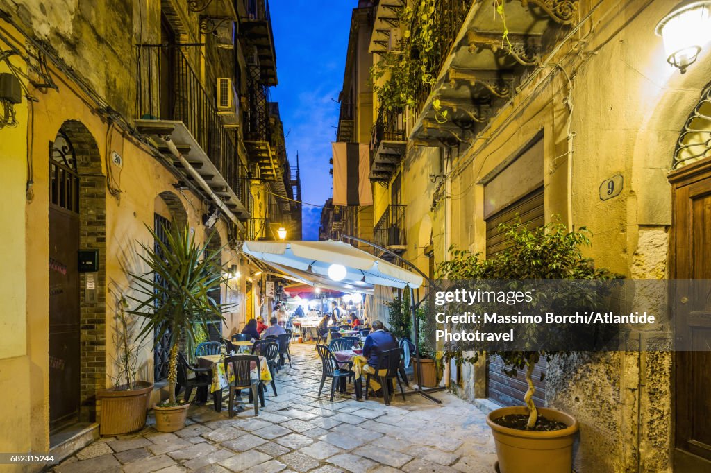 Olivella district, restaurants in Via Orologio