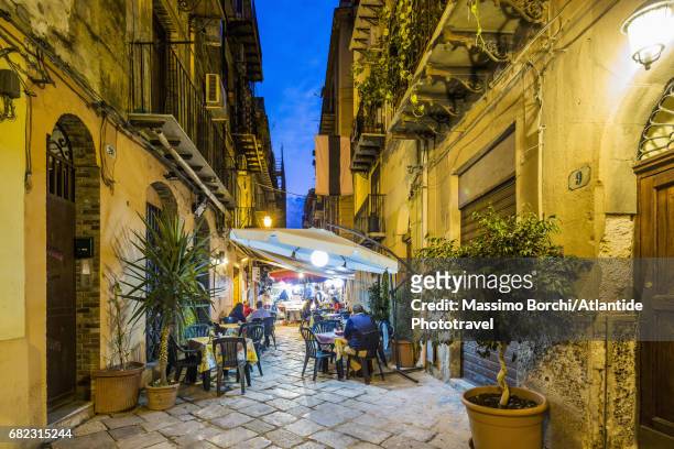 olivella district, restaurants in via orologio - palermo sicily fotografías e imágenes de stock