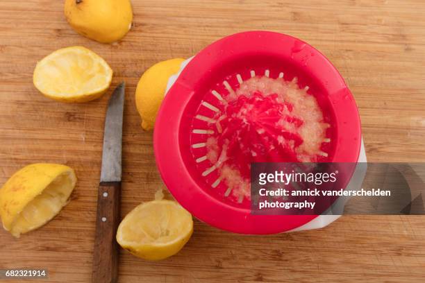 lemon squeezer and lemons. - zitronenpresse stock-fotos und bilder