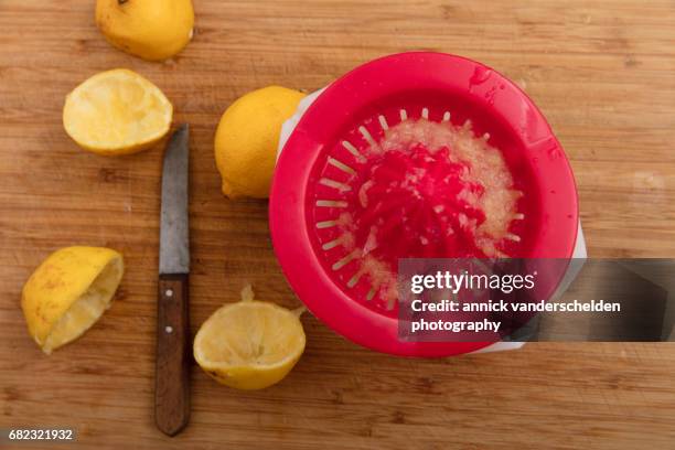 lemon squeezer and lemons. - zitronenpresse stock-fotos und bilder