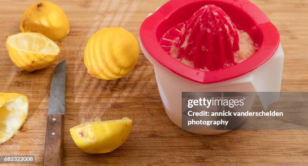 lemon squeezer and lemons. - zitronenpresse stock-fotos und bilder