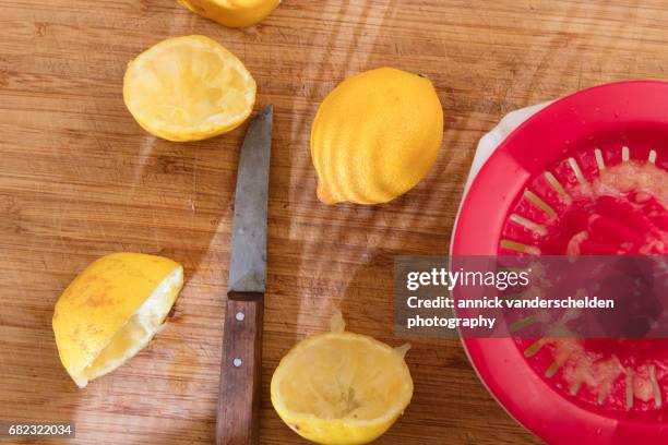 lemon squeezer and lemons. - zitronenpresse stock-fotos und bilder