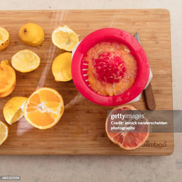 lemon squeezer and lemons. - zitronenpresse stock-fotos und bilder