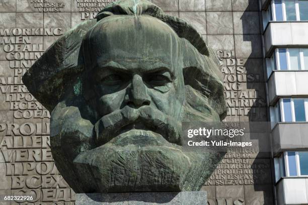 front facade of the karl marx monument, chemnitz - karl marx stock-fotos und bilder