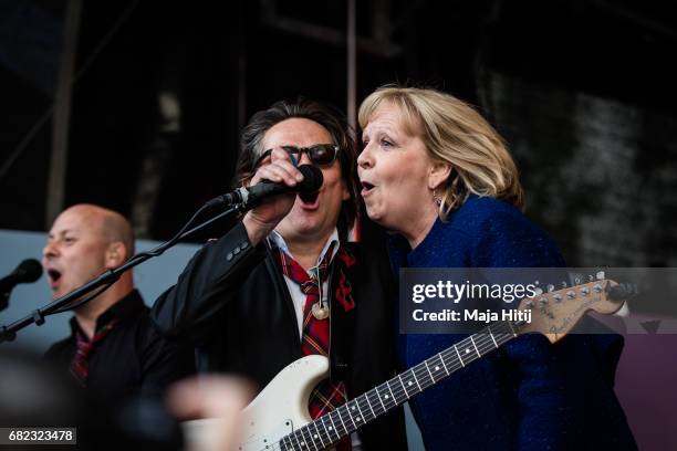 German Social Democrats lead candidate Hannelore Kraft sings at the final SPD campaign rally in state elections in North Rhine-Westphalia on May 12,...