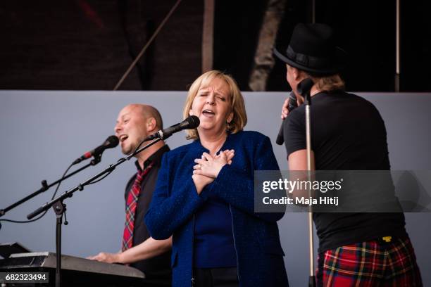 German Social Democrats lead candidate Hannelore Kraft sings at the final SPD campaign rally in state elections in North Rhine-Westphalia on May 12,...