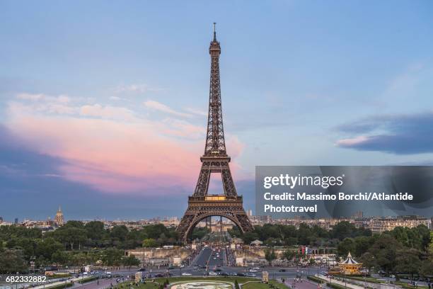 the eiffel tower and the town at the sunset from the trocadéro - tour eiffel photos et images de collection