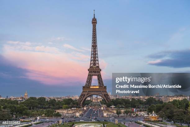 the eiffel tower and the town at the sunset from the trocadéro - torre eiffel imagens e fotografias de stock