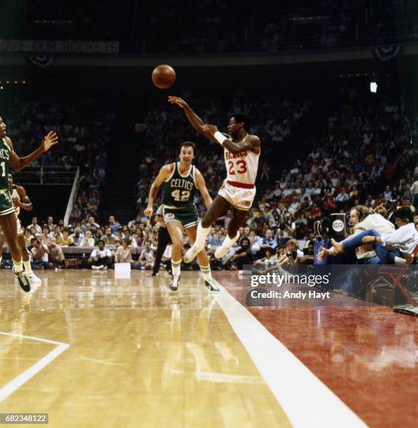 Finals: Houston Rockets Calvin Murphy in action, passing vs Boston Celtics at The Summit. Game 6. Houston, TX 5/14/1981 CREDIT: Andy Hayt