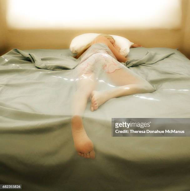 a woman laying on belly in bed - see thru nightgown - fotografias e filmes do acervo