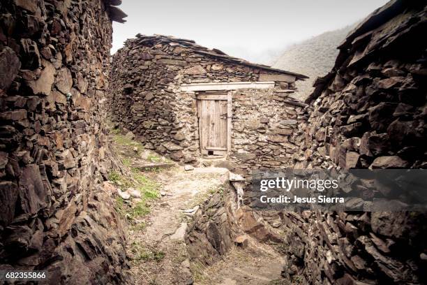 el gasco, medieval village in las hurdes, caceres, spain - las hurdes photos et images de collection