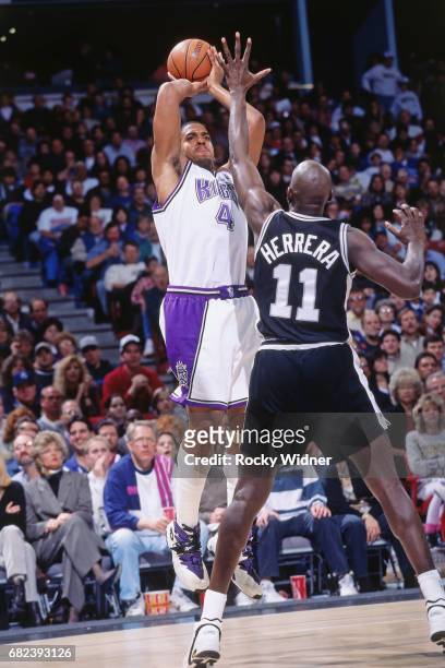 Corliss Williamson of the Sacramento Kings shoots circa 1996 at Arco Arena in Sacramento, California. NOTE TO USER: User expressly acknowledges and...