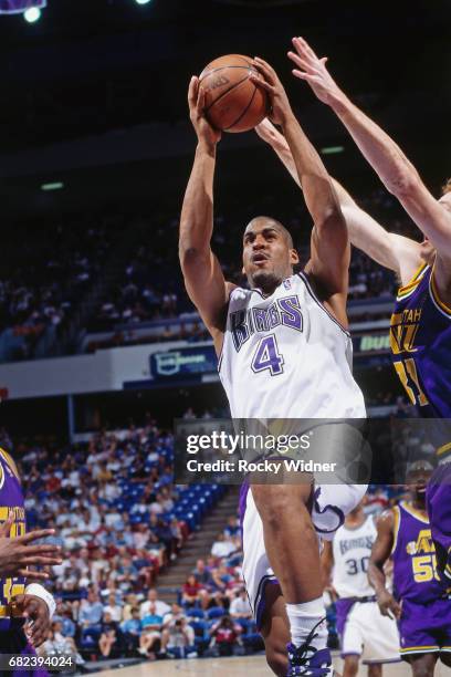 Corliss Williamson of the Sacramento Kings shoots circa 1996 at Arco Arena in Sacramento, California. NOTE TO USER: User expressly acknowledges and...