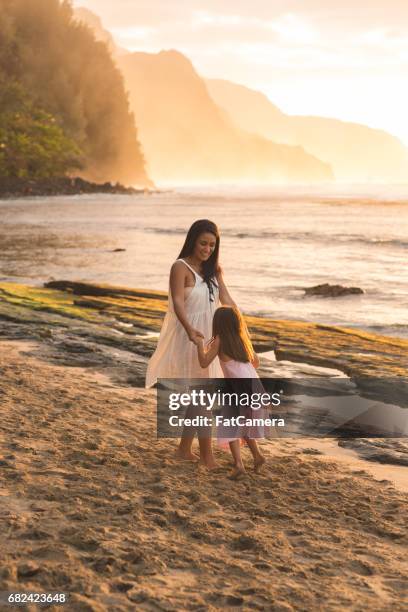hawaii family vacation on beach - hawaii vacation and parent and teenager stock pictures, royalty-free photos & images