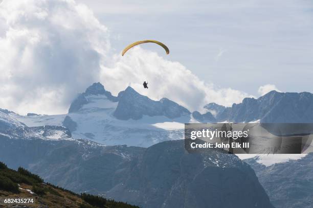 hang glider in austrian alps - hang parachute stock-fotos und bilder