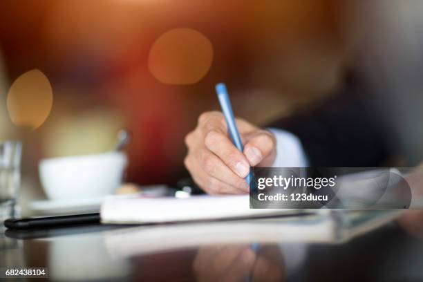 werken bij café zakenman - notitie stockfoto's en -beelden