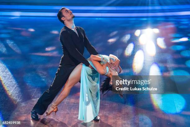 Giovanni Zarrella and Marta Arndt perform on stage during the 8th show of the tenth season of the television competition 'Let's Dance' on May 12,...