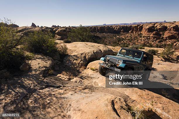 canyonlands np, elephant hill with 4x4 vehicles - terreno inóspito imagens e fotografias de stock