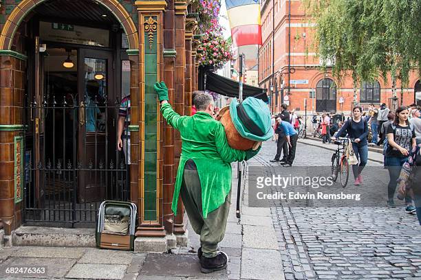 leprechaun mascot taking a break in dublin - dublin imagens e fotografias de stock
