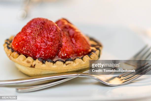 strawberry - essen am tisch stock pictures, royalty-free photos & images