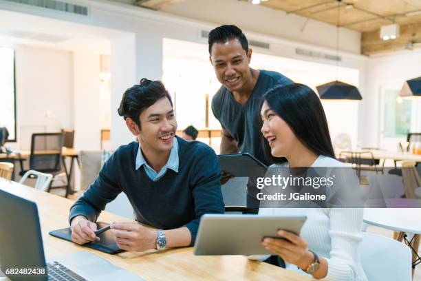 young design team in an informal meeting - etnia do sudeste asiático imagens e fotografias de stock