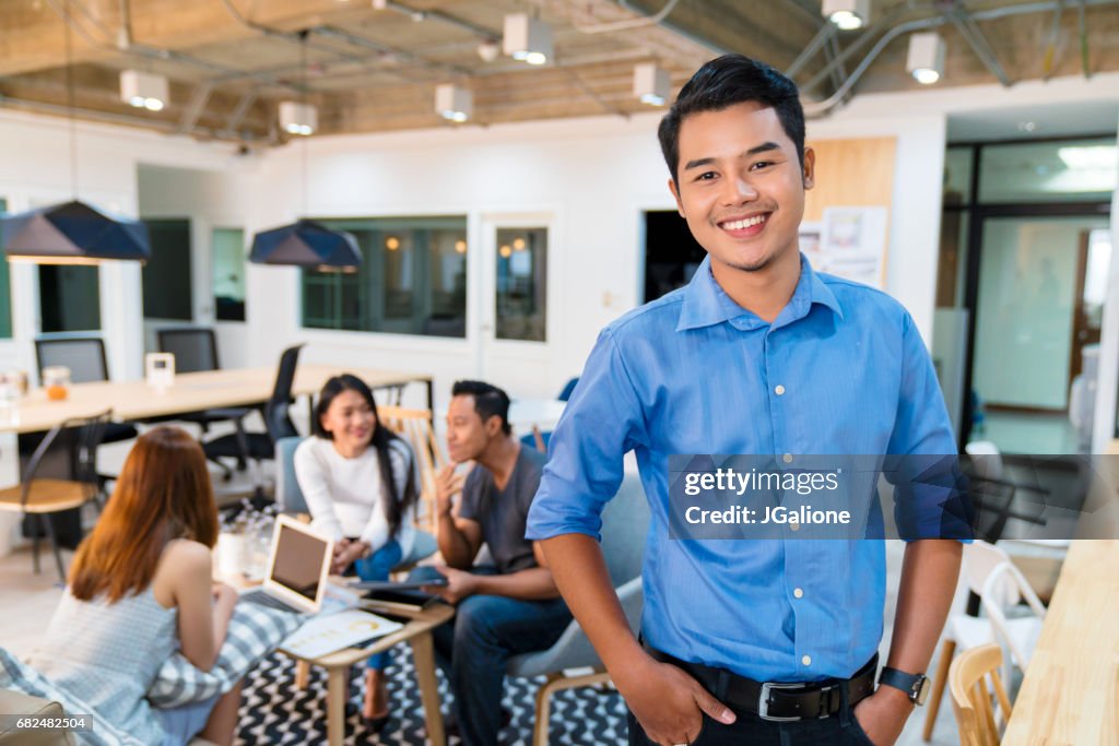 Portret van een jonge kantoormedewerker