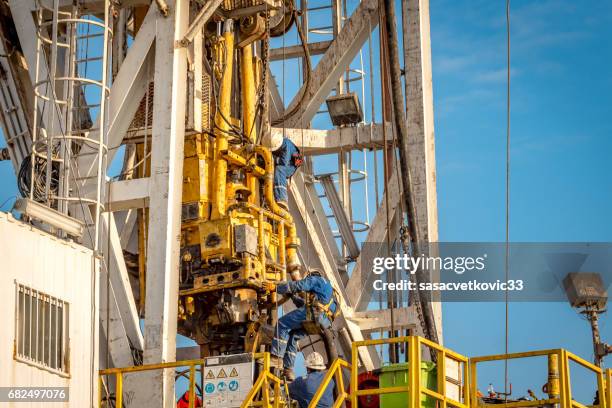 13 Oil Rig Worker Bad Weather Stock Photos, High-Res Pictures, and ...