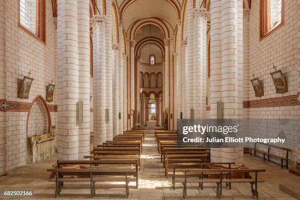 saint pierre de chauvigny church. - chauvigny fotografías e imágenes de stock