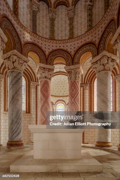 saint pierre de chauvigny church. - chauvigny fotografías e imágenes de stock