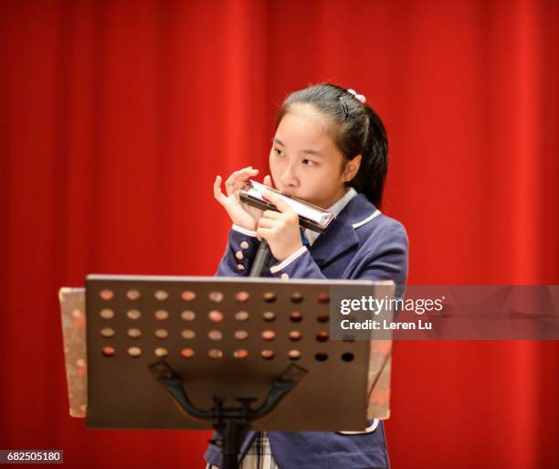 teenager playing harmonica - leren 個照片及圖片檔