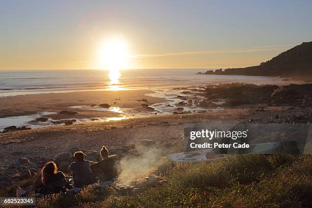 friends on beach at sunset - an evening with suggs friends in aid of pancreatic cancer uk stockfoto's en -beelden