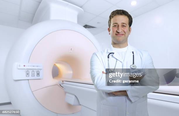 arzt und cat-scan - pet scan machine stock-fotos und bilder