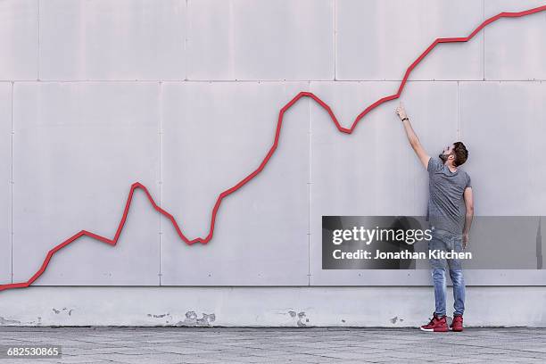 red line graph with man - diagrama de línea fotografías e imágenes de stock