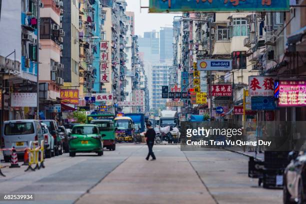 mongkok is one of the major shopping areas of hong kong, with industries mostly retail, restaurants, and entertainment. on film, this area is often depicted as the triad hall operating nightclubs, bars, and massage parlors. - hong kong street 個照片及圖片檔