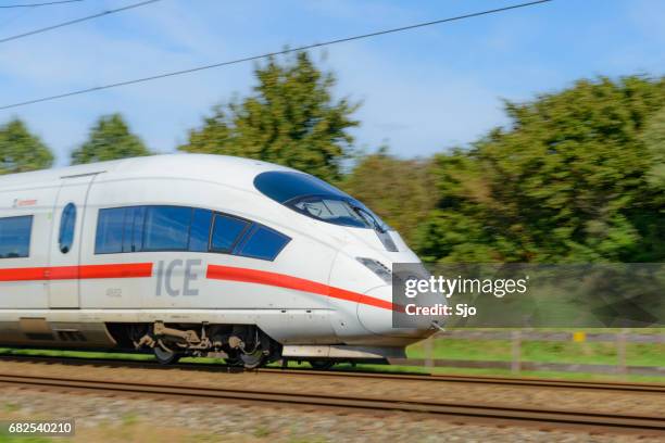 de trem de alta velocidade ice dirigindo rápido - sjoerd van der wal or sjo - fotografias e filmes do acervo