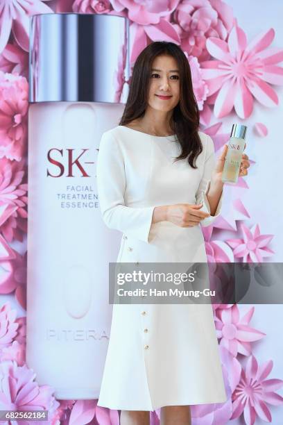 South Korean actress Kim Hee-Ae attends the photocall for SK-II Beauty Class with Kim Hee-Ae at Lotte Department Store on May 11, 2017 in Seoul,...