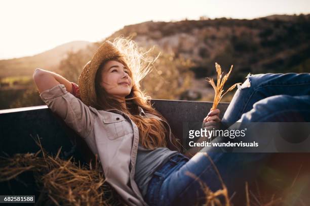 romantiska kvinnan dagdrömmer på baksidan en vintage lastbil - teenager dream work bildbanksfoton och bilder