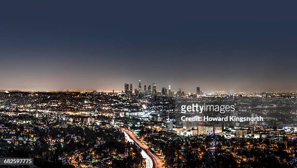 la downtown from mulholland at night - city of los angeles stockfoto's en -beelden