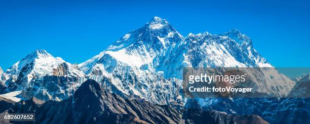 mt. everest 8848m hoch über himalaya berg gipfel panorama nepal - moräne stock-fotos und bilder
