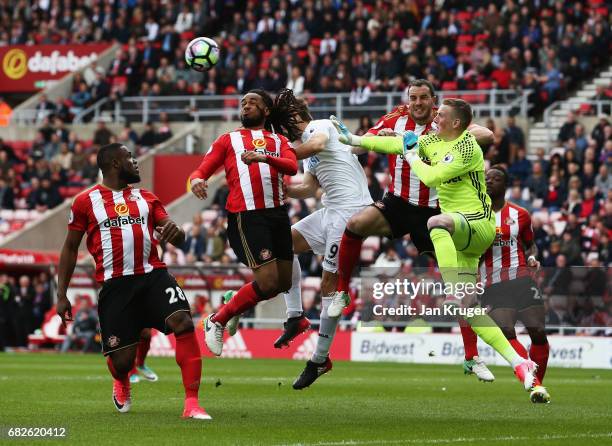 Fernando Llorente of Swansea City scores his sides first goal past Jordan Pickford of Sunderland during the Premier League match between Sunderland...