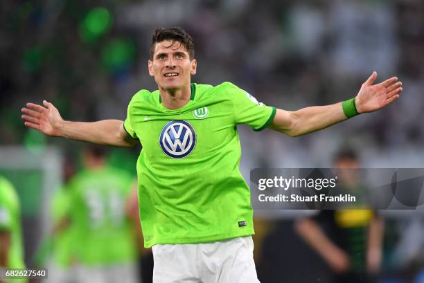 Mario Gomez of Wolfsburg celebrates scoring his goal during the Bundesliga match between VfL Wolfsburg and Borussia Moenchengladbach at Volkswagen...